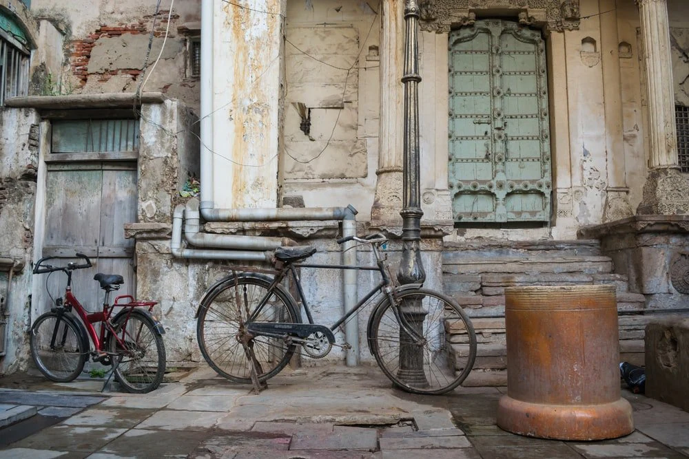 Paint By Numbers | Ahmadābād - Black City Bike Parked Beside White Concrete Building During Daytime